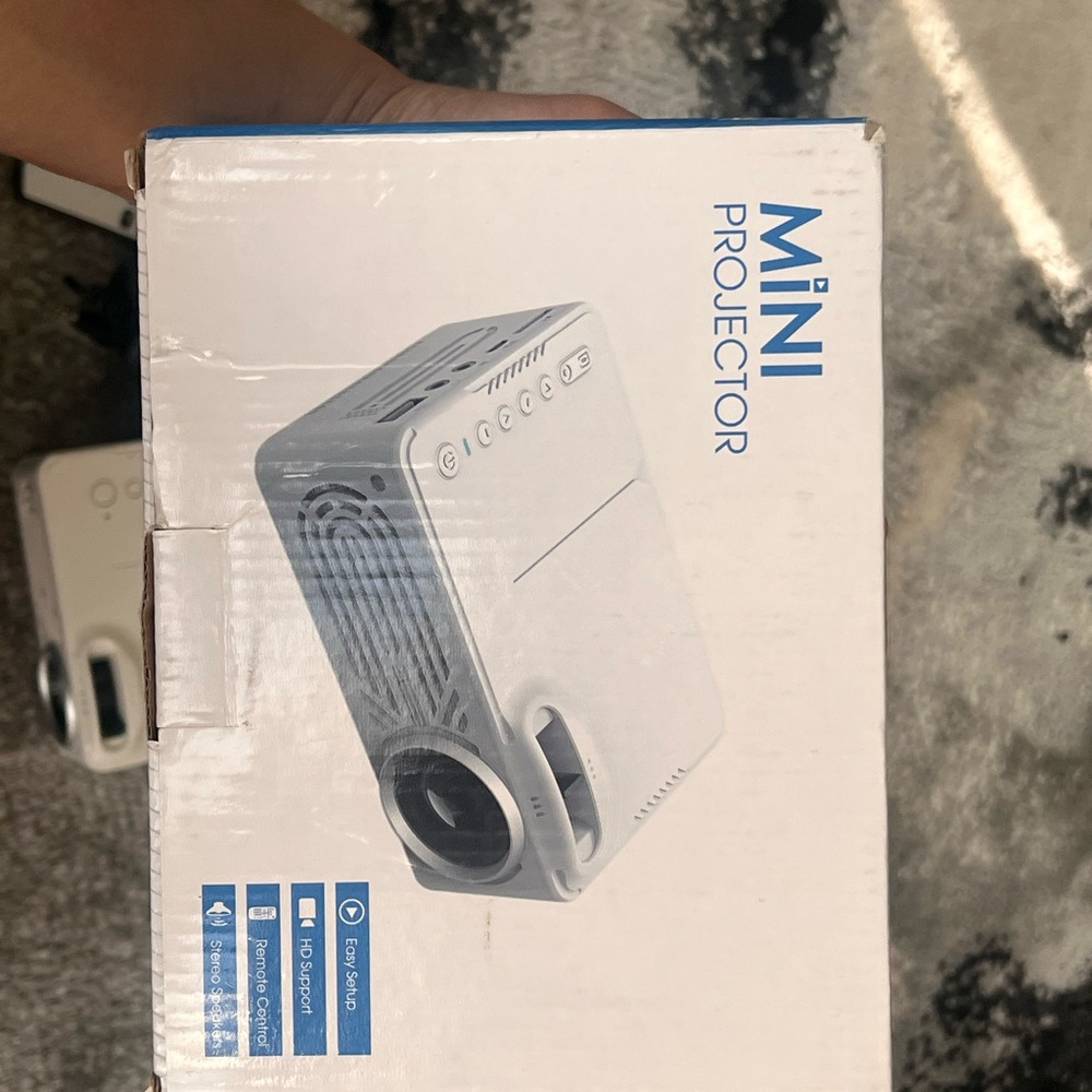 Mini Projector with Remote - Picture 4 of 4